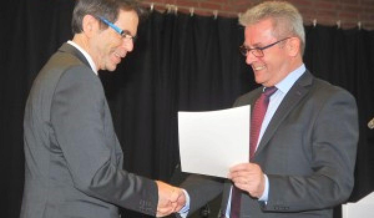 Der Leitende Regierungsschuldirektor Michael Schweers (re.) , überreicht Michael Nieswandt die Entlassungsurkunde. Foto: Joachim Kleine-Büning